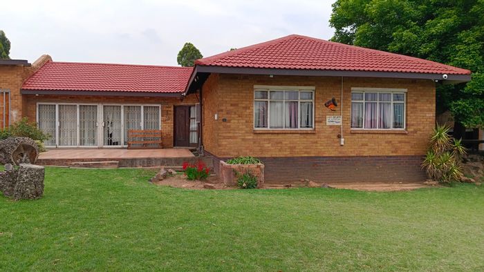 Kriel Central House For Sale: 5 bedrooms, double garage, expansive gardens, domestic flat.