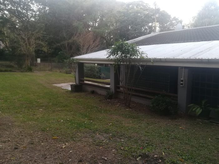Cottage To Rent in Umtentweni: 2 bedrooms, private entrance, large yard, carport.