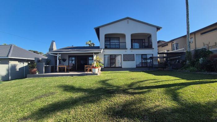 For Sale: House in Uvongo Beach with flatlet, gardens, and sea views.