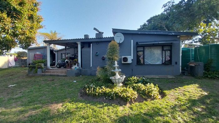 For Sale: Sea Park House with 3 bedrooms, braai patio, and spacious yard.