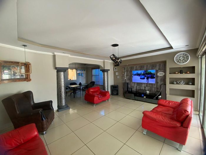 Riversdale House For Sale: 4 Bedrooms, double garage, pre-paid electricity, spacious kitchen.