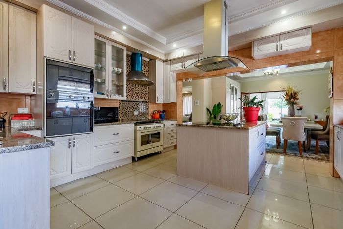 For Sale: House in Midlands Estate with pool, fireplace, and private quarters.