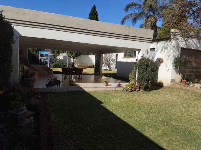 Kensington House For Sale: Spacious home with cottage, garage, and entertainment area.