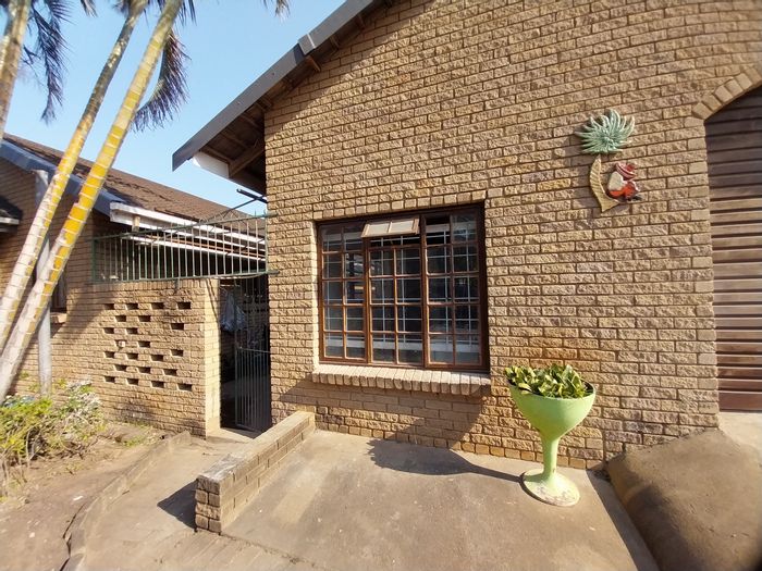 Cottage to Rent in Shelly Beach: Open plan, ensuite, pool access, parking included.