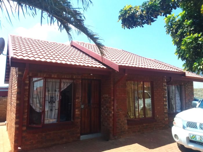 For Sale: House in Geelhoutpark with 3 bedrooms, garden, and lock-up Wendy hut.