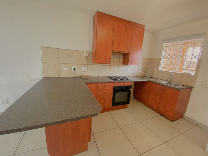 Wilro Park Apartment For Sale: 2 beds, secure parking, communal gardens, close to amenities.