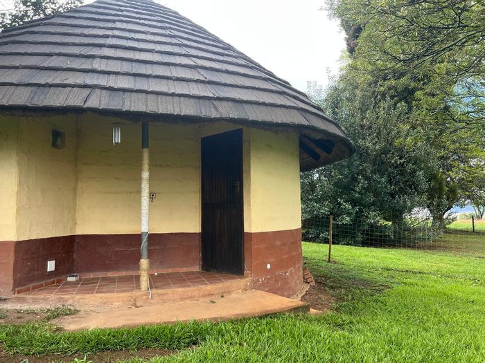 Unique cottage in Tweedie, 1 bed, views, utilities included, to rent.