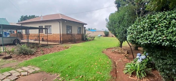 Witpoortjie House For Sale: 3 bedrooms, pool, flatlets, electric fencing, spacious yard.