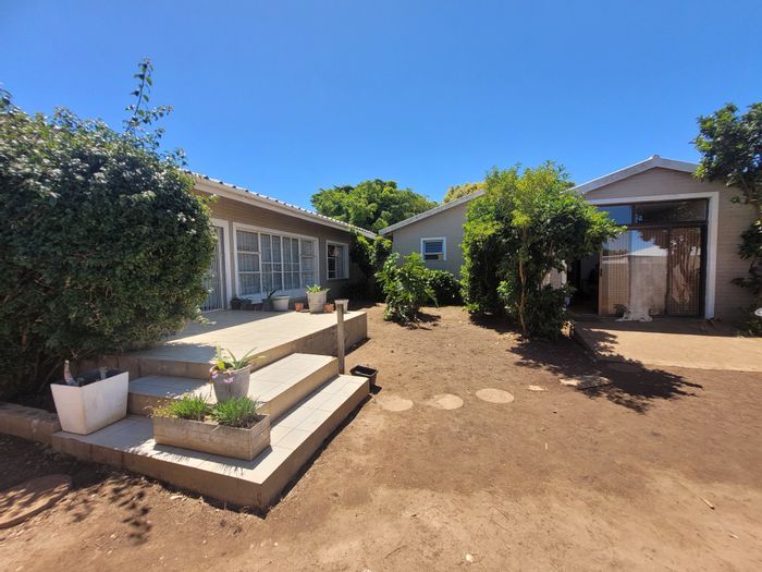 C Place House For Sale: 4 bedrooms, flat, outdoor braai, near schools.