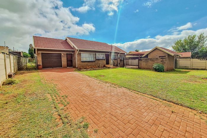Witpoortjie House For Sale: 3 Bedrooms, 2 Bathrooms, Spacious Garden, Ample Parking.