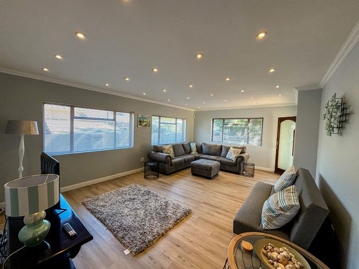 For Sale: House in Agulhas Central with 3 ensuites, braai area, and sea views.