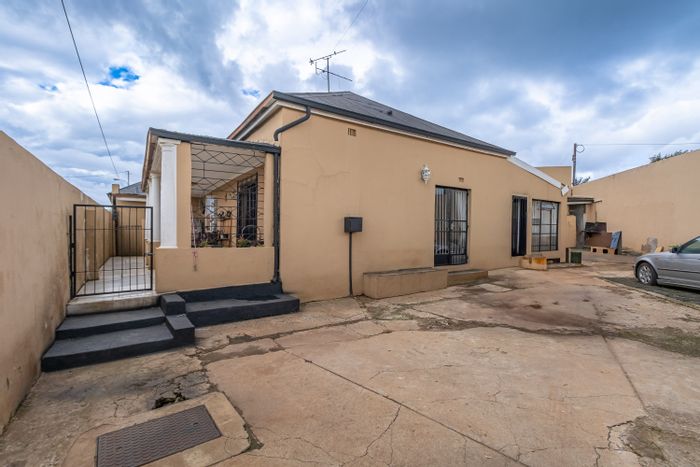 For Sale: House in Roodepoort North with 3 beds, flatlet, and parking.