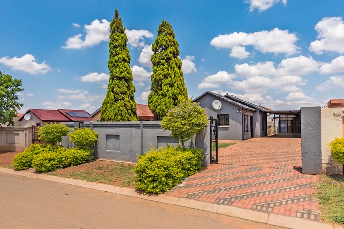 2-Bedroom House For Sale in Protea Glen with spacious yard and ample parking.