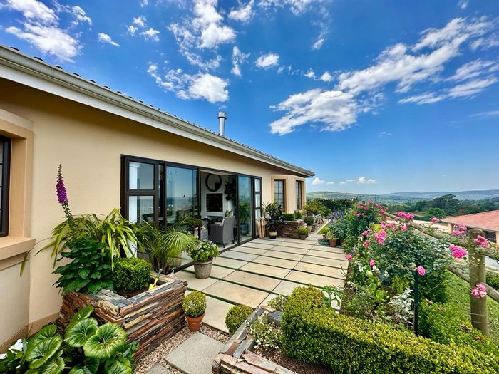 For Sale: 3-bedroom townhouse in Howick North with views, double garage, and custom finishes.