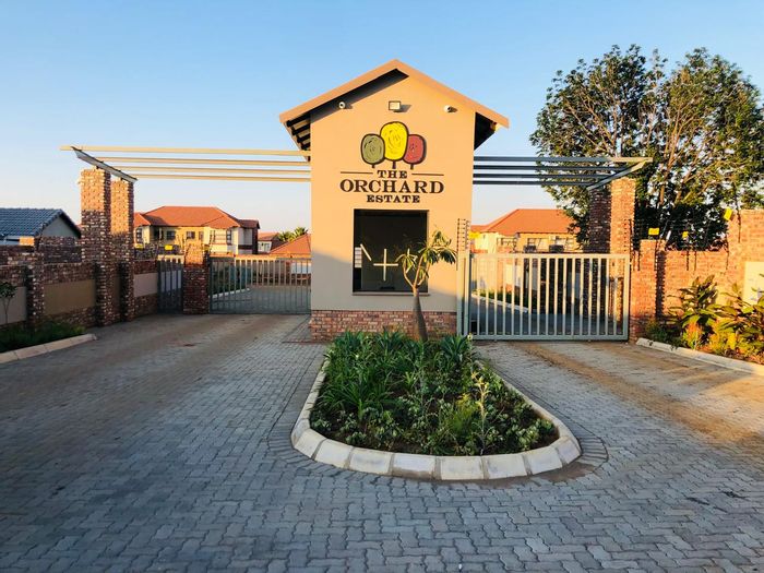 Townhouse for Sale in Waterval East: 3 Bedrooms, 2 Bathrooms, Covered Patio.
