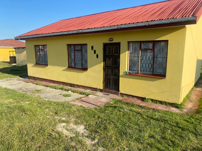 Three-bedroom house for sale in Berlin, near amenities and secure fencing.