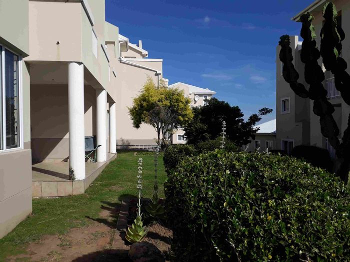 Beacon Bay Apartment To Rent: 2 Bedrooms, 2 Bathrooms, 24h Security, Pools.