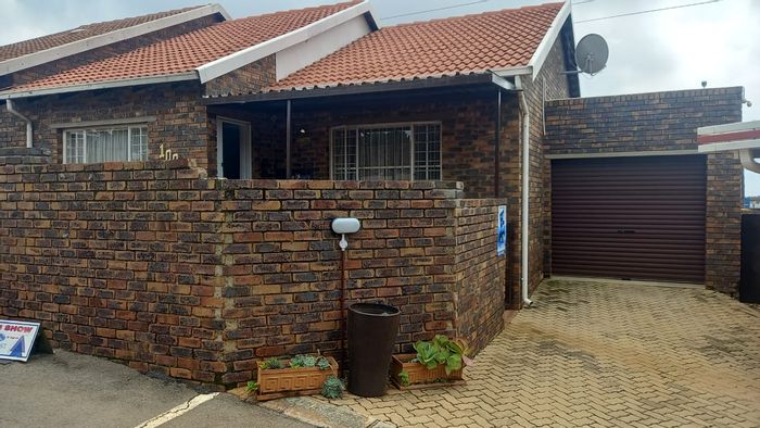 For Sale: 2-bedroom townhouse in Noordheuwel with garden, parking, and open plan living.