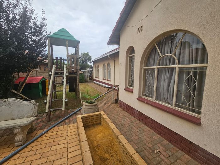 4-Bedroom House For Sale in Helikonpark with pool and double garage.