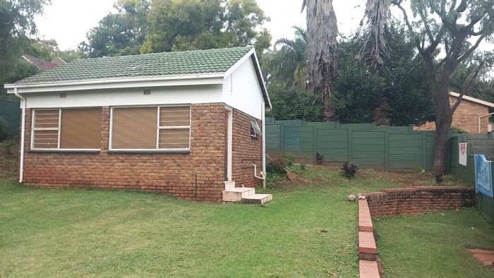 Cottage to Rent in Roodekrans: Open plan living, prepaid electricity, parking included.
