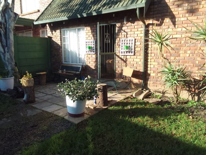 Kilner Park Townhouse For Sale: 2 beds, garden, 24hr security, close to amenities.