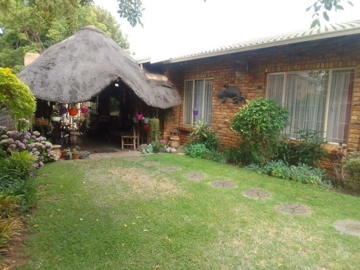 Geelhoutpark House For Sale: 4 Bedrooms, Lapa, Garden, Wendy Hut, Water Tank.
