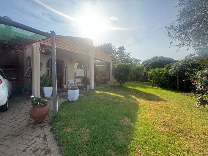 Duvha Park House For Sale: Income-generating property with multiple flats and parking.