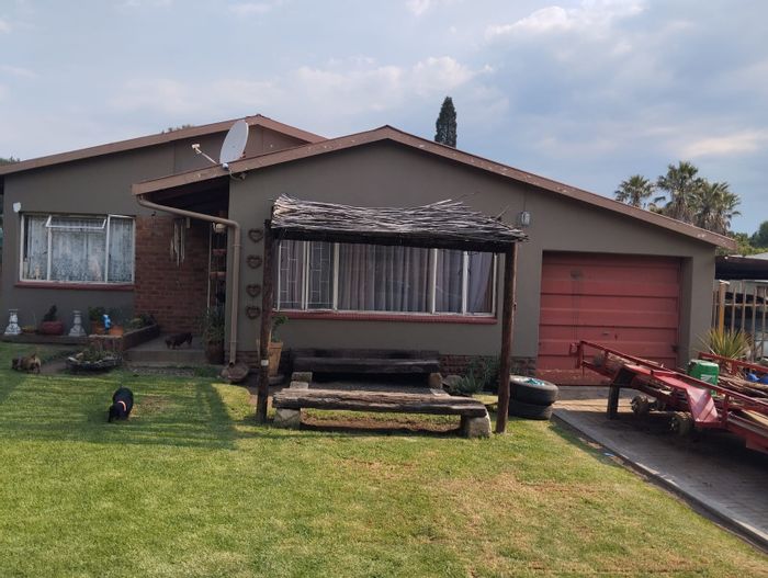 House For Sale in Bethal Rural: 3 Bedrooms, Pool, Wendy House, Large Garden.