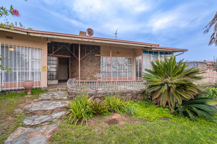 Quellerie Park House For Sale: 3 Bedrooms, spacious yard, versatile rooms, ample parking.