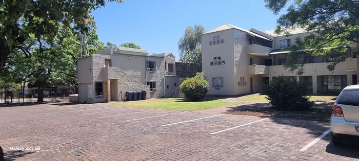 Flat for Sale in Hatfield: Close to University, secure, ample parking available.