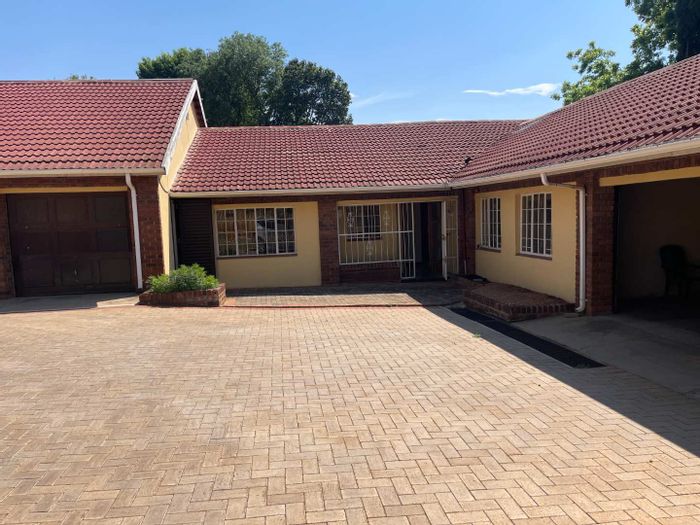 Spacious Bedfordview Central house for sale with pool, garden, and staff quarters.