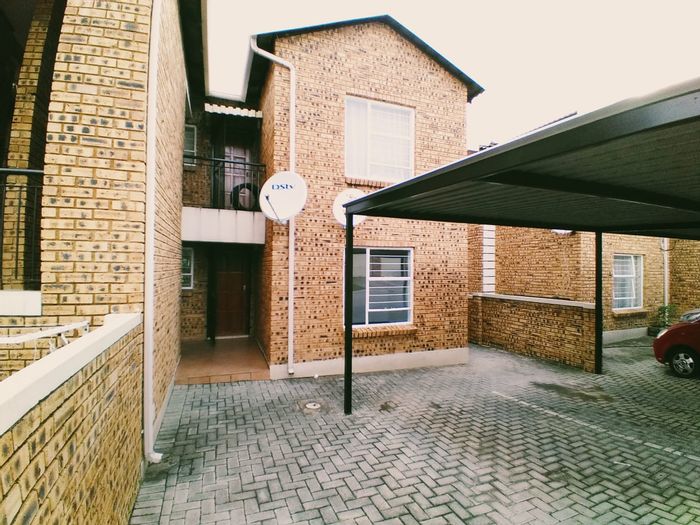 Honeydew Townhouse For Sale: 2 beds, private garden, open-plan living, covered parking.