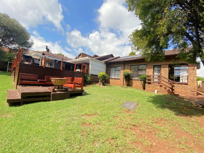 Wilro Park House For Sale: Pool, entertainment room, garden, and ample parking.