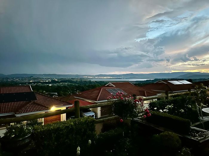 For Sale: Townhouse in Howick North with 3 bedrooms, enclosed patio, and double garage.