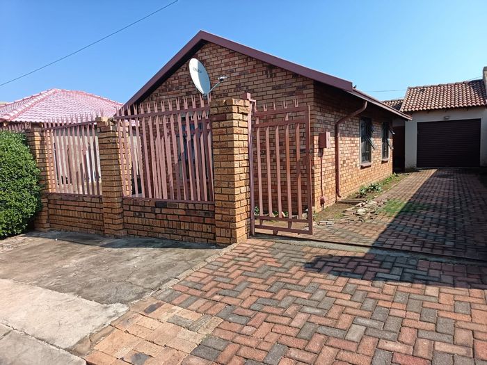 Mohlakeng House For Sale: 3 bedrooms, garage, extra backrooms, great potential.