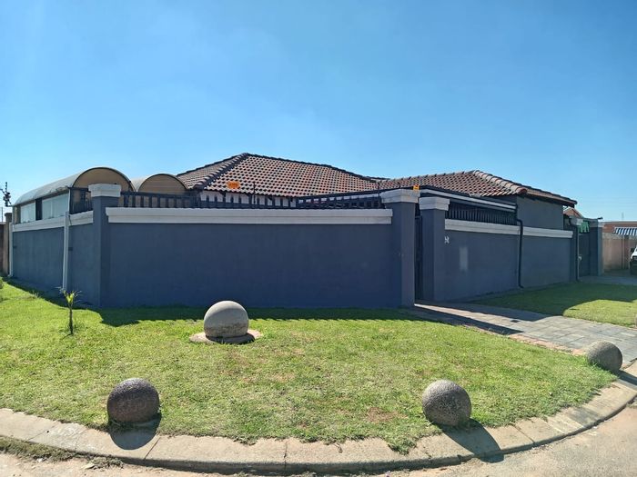 For Sale: House in Protea Glen with 3 beds, 3 baths, electric fence.