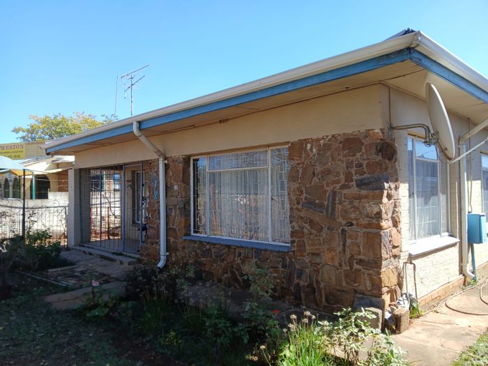 3-Bedroom House in Randgate For Sale with Garage and Secure Parking.