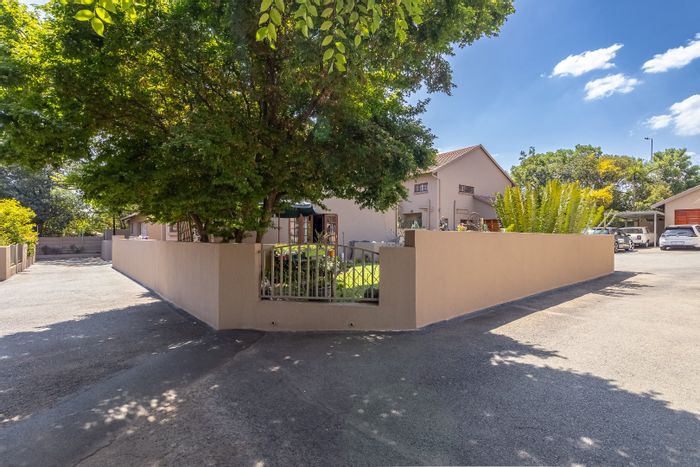 Duplex townhouse with 5 bedrooms, pet-friendly garden, and in-house management in Florida Park. For Sale.