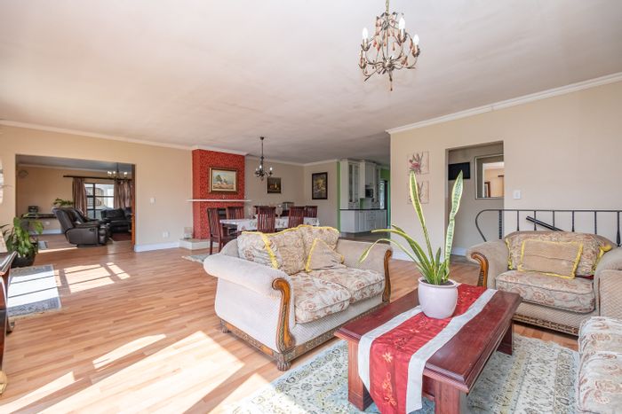 Norscot House For Sale: 4 Bedrooms, Tennis Court, Pool, Spacious Living Areas.