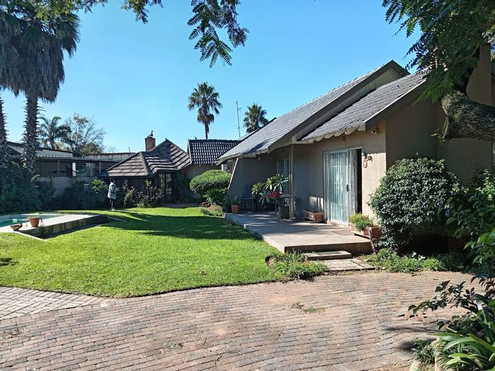 For Sale: Witpoortjie House with flatlet, 4 bedrooms, 3 bathrooms, and parking.