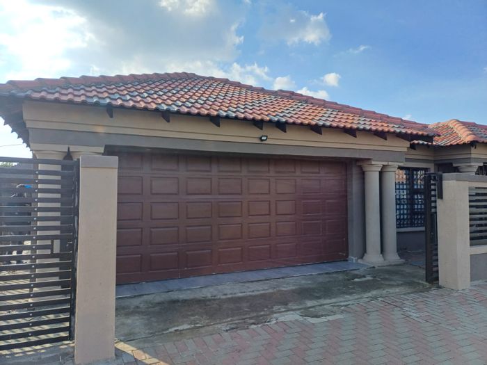 For Sale: House in Embalenhle with 3 bedrooms, outside room, and spacious yard.