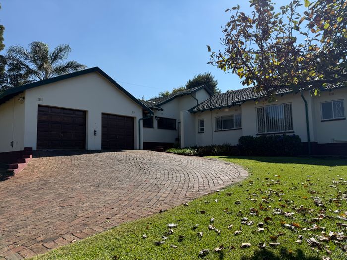 Wilro Park House For Sale: 3 Bedrooms, Study, Pool, Double Garage, Spacious Living Areas.