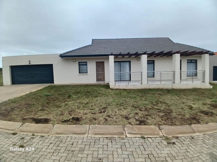 Kidds Beach House For Sale: 3 bedrooms, near beach, shopping, schools, airport access.