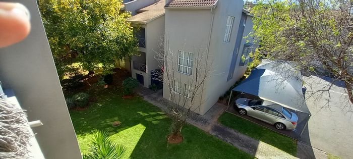 Melville Apartment To Rent: Open plan unit, pool, gardens, 24-hour security.