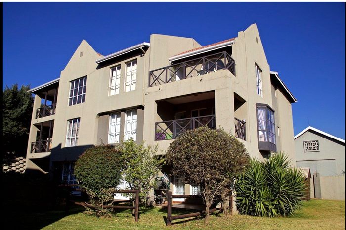 Melville Apartment To Rent: Open plan unit, pool, gardens, 24-hour security.