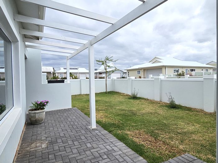 Wavecrest House For Sale: Two bedrooms, communal pool, gym, and secure estate living.