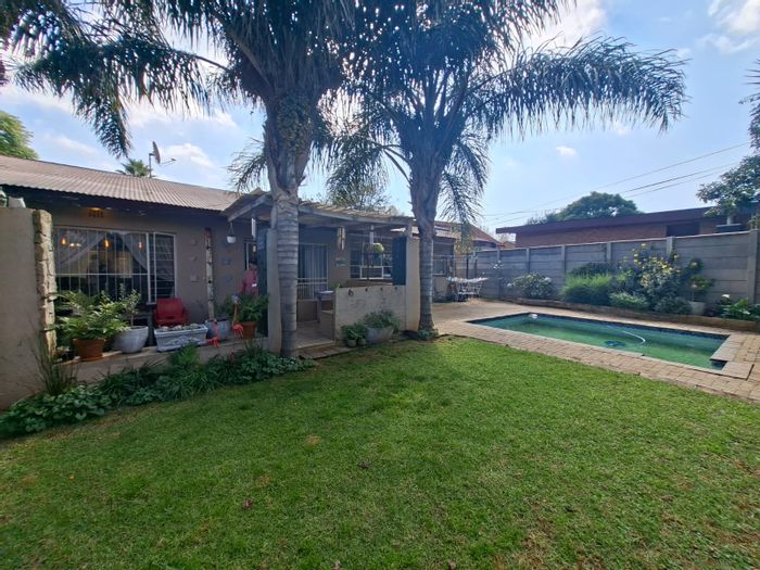 Krugersdorp North House For Sale: 4 Bedrooms, heated pool, study, spacious garden.