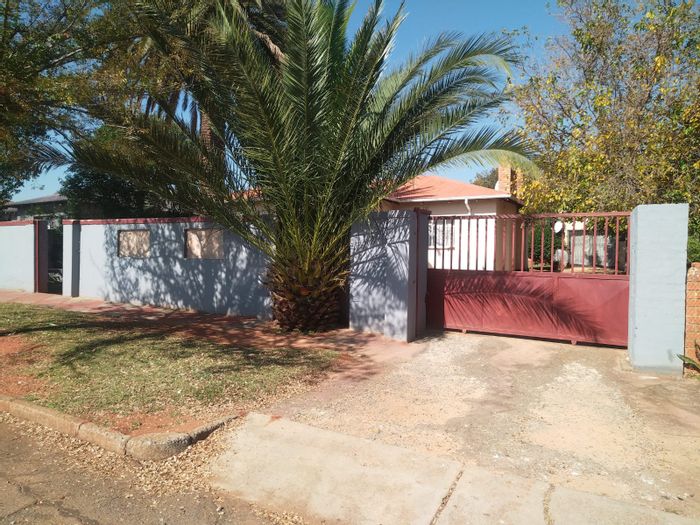 For Sale: 3-Bedroom House in Westonaria Central with Large Yard and Garage.