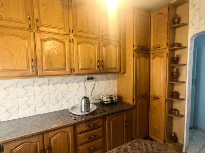 Noycedale House For Sale: 3 Bedrooms, double garage, Lapa, and outbuilding.