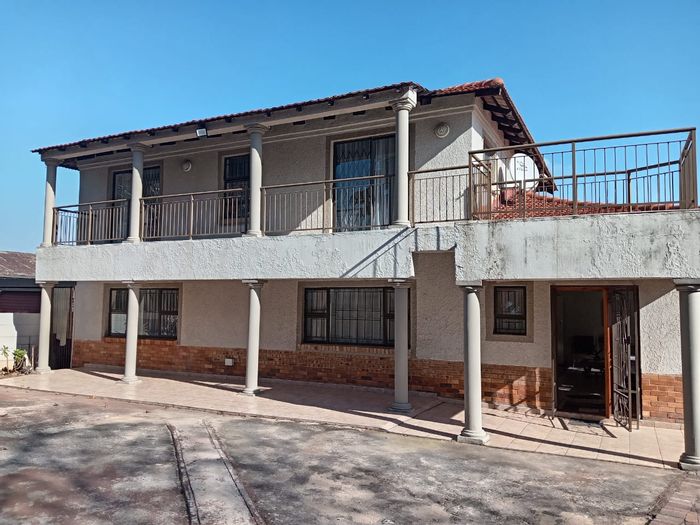 For Sale: 5-Bedroom House in Witpoortjie with Flatlet and Ample Parking.